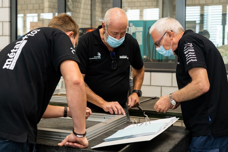 Experten der Arbeitsgruppe Berufsmeisterschaften von metall + du bei den Vorbereitungsarbeiten für die SwissSkills 2022