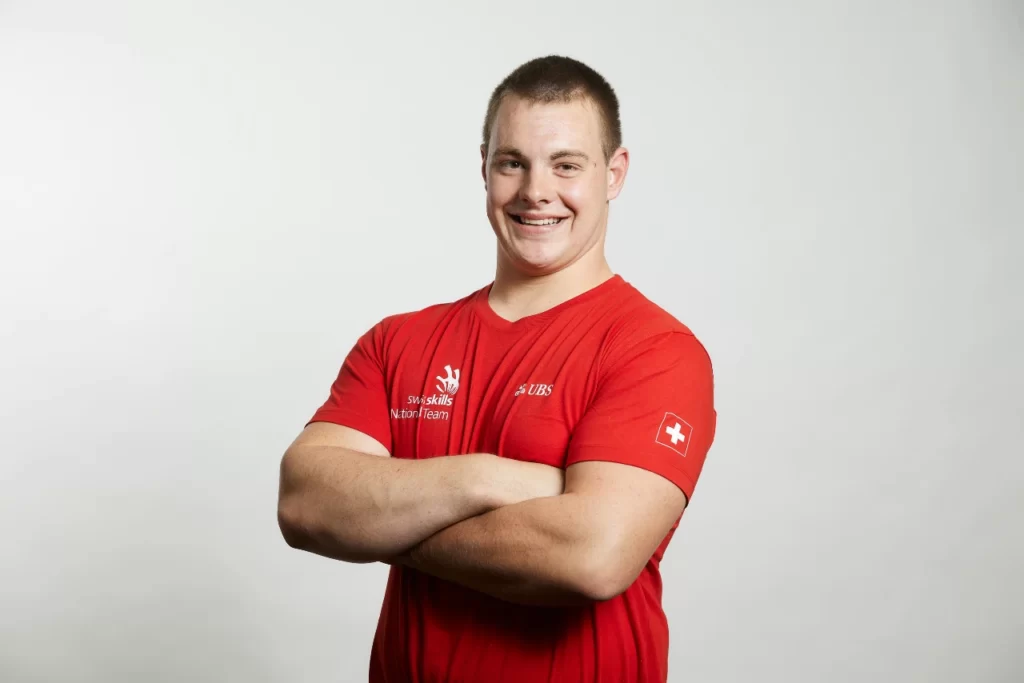 Lars Rotach erhält ein Zertifikat an den WorldSkills