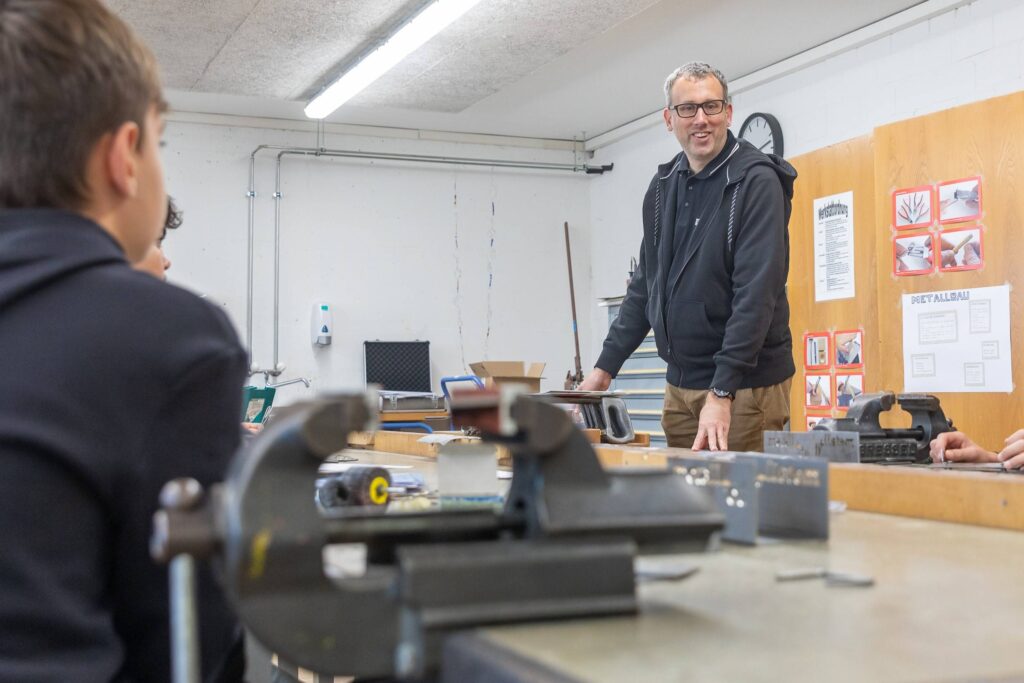 Im Werkunterricht mit Metall arbeiten