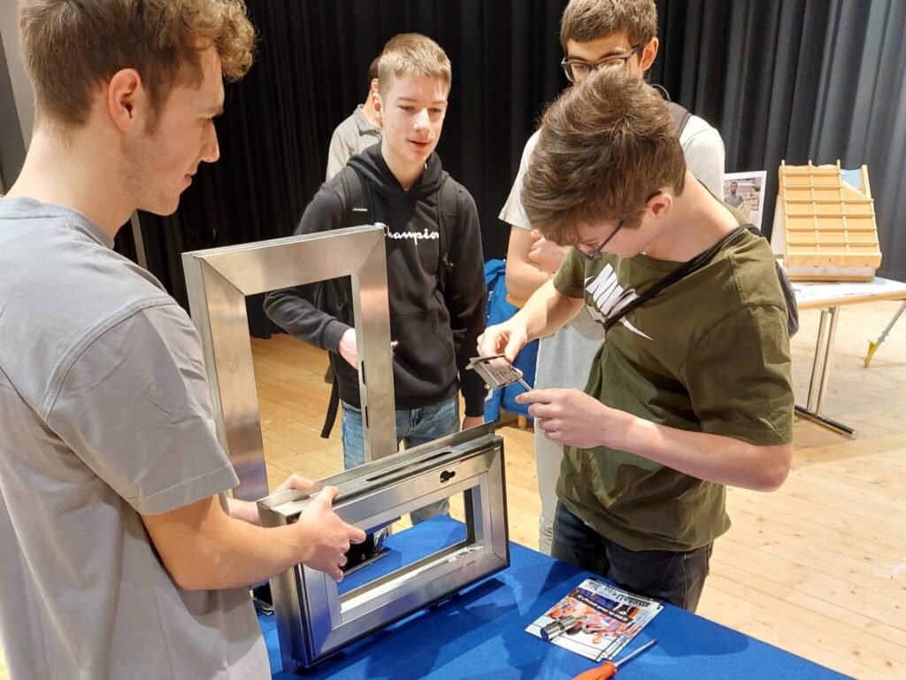 Metallbau-Berufe an der Rothrister Berufsmesse vorgestellt